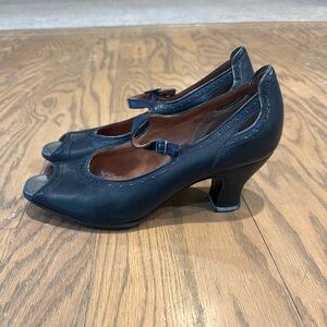 Leather Clark’s Artisan sz 7.5 heels in navy